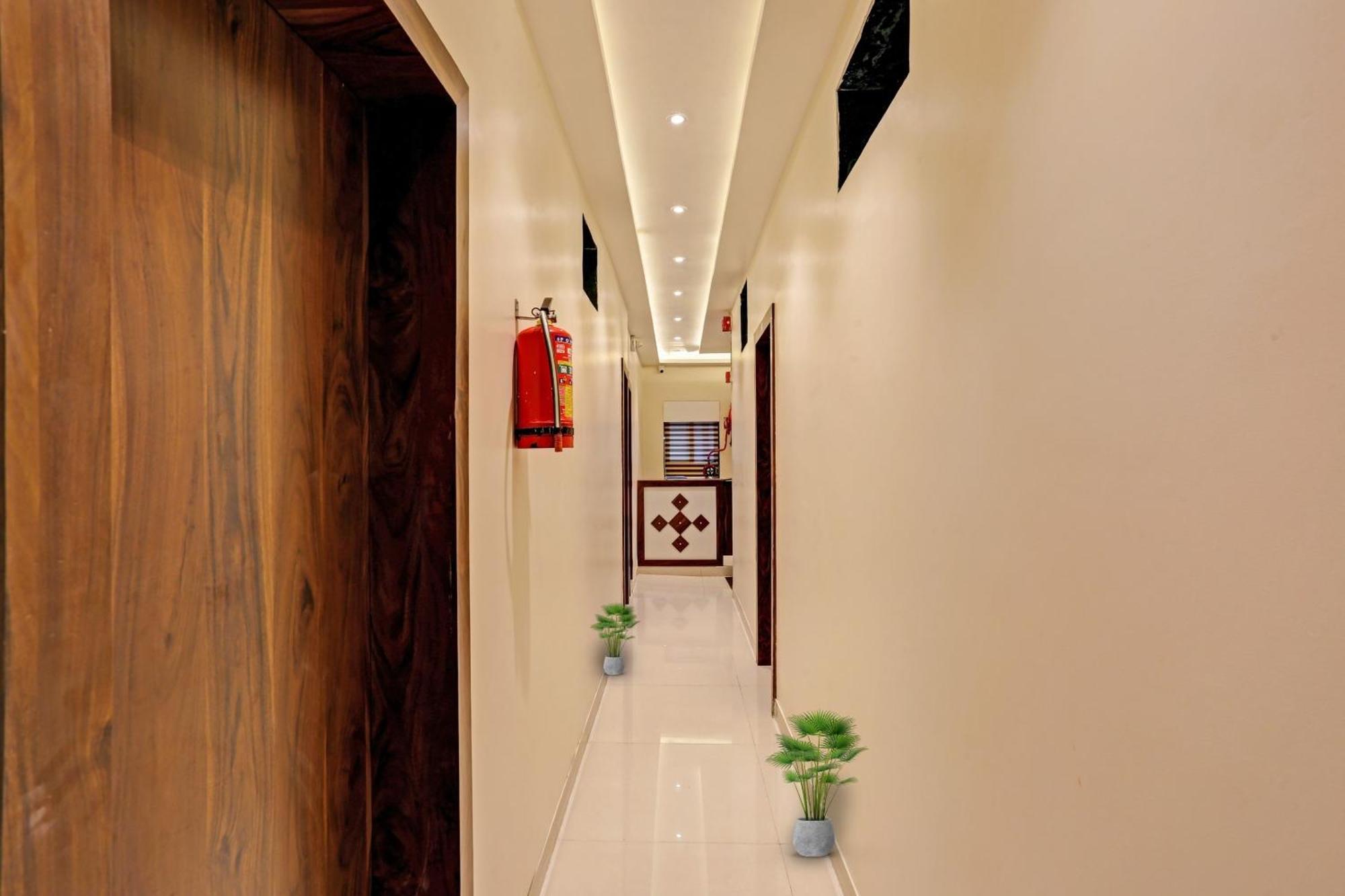 Hotel O Nandi Palace Lodging And Boarding Ulhasnagar Exterior photo