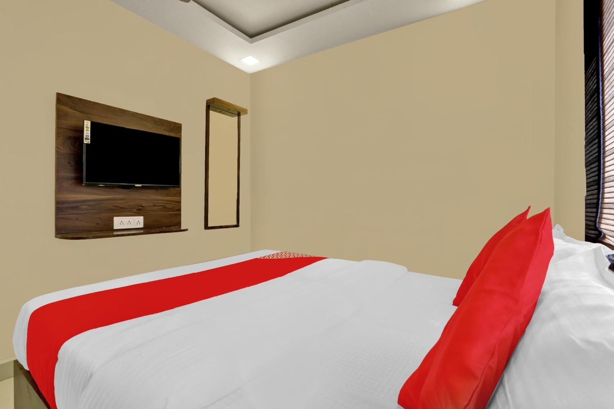 Hotel O Nandi Palace Lodging And Boarding Ulhasnagar Exterior photo