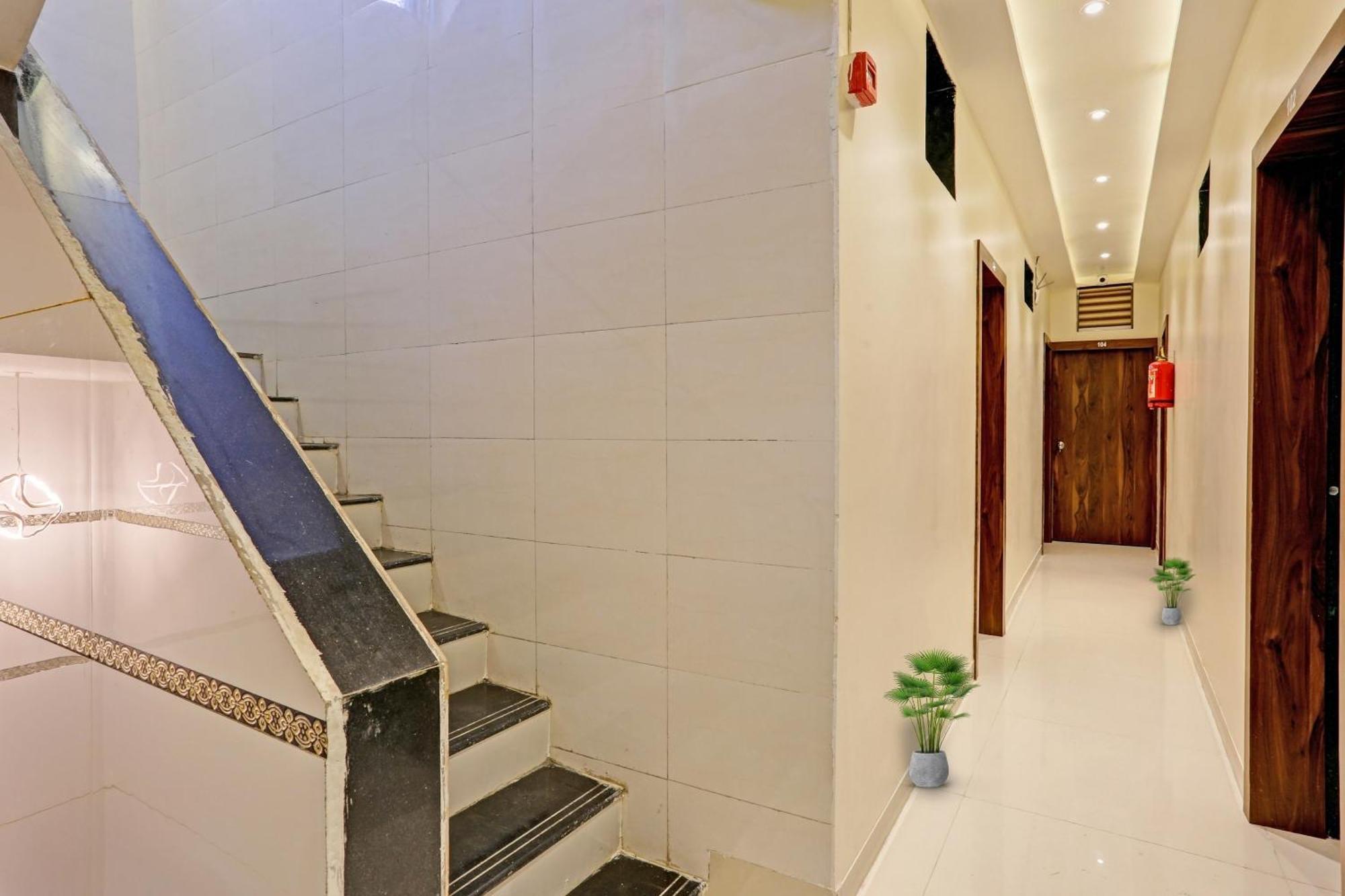 Hotel O Nandi Palace Lodging And Boarding Ulhasnagar Exterior photo